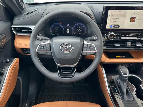Certified 2026 Toyota Highlander Platinum AWD/4WD image 13