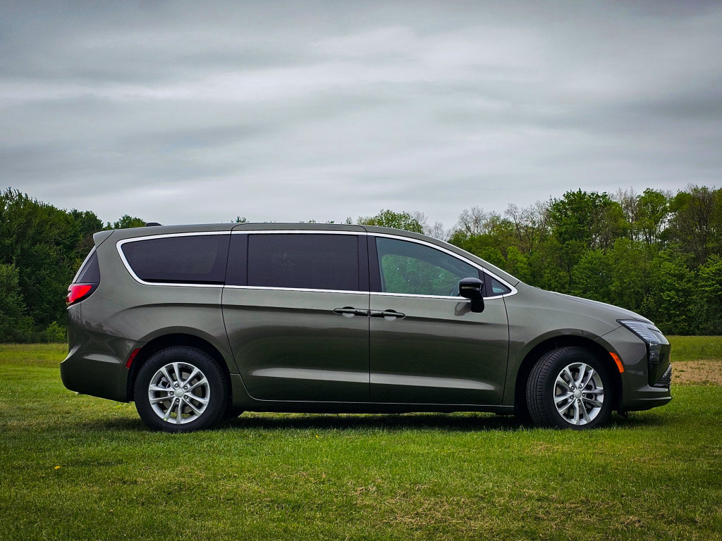 New 2027 Chrysler Pacifica Select w/ Family Tech Group AWD/4WD image 2