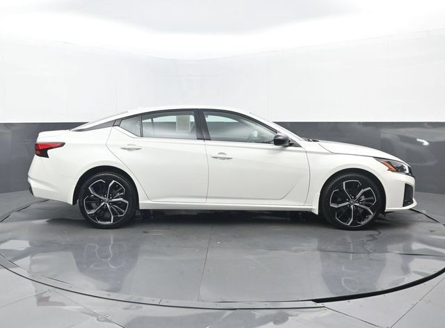 Used 2025 Nissan Altima 2.5 SR AWD/4WD image 2