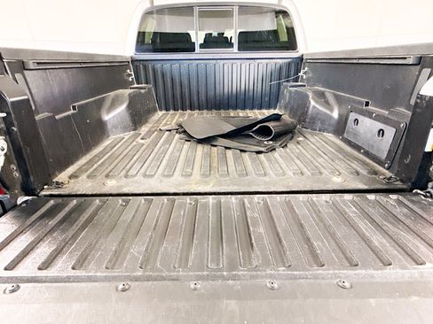 Used 2022 Toyota Tacoma SR AWD/4WD image 34