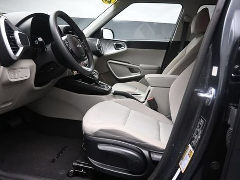 Used 2025 Kia Soul LX FWD image 17