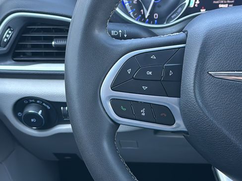 Used 2023 Chrysler Pacifica Touring-L FWD image 11