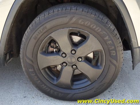 Used 2013 Jeep Grand Cherokee Laredo AWD/4WD image 36