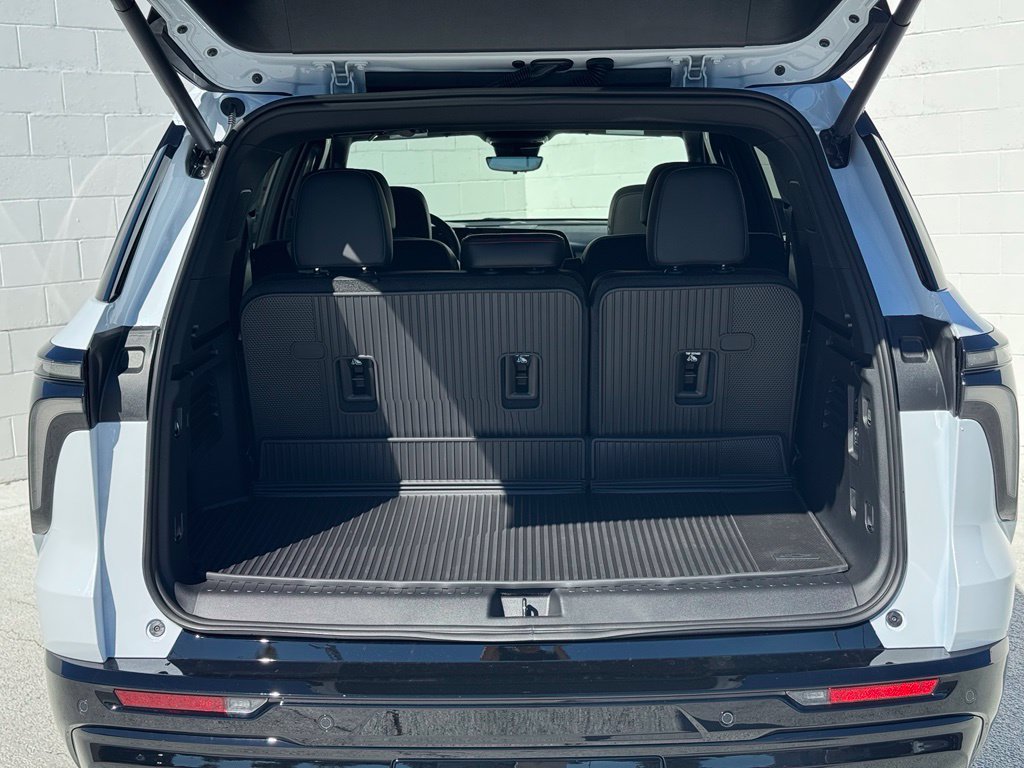 New 2027 Chevrolet Traverse RS w/ LPO, Floor Liner Package FWD image 17