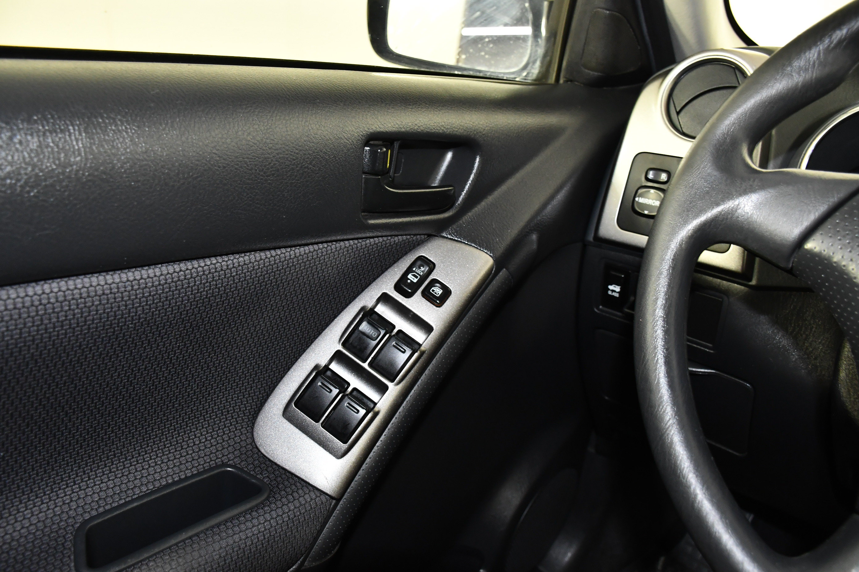 Used 2005 Pontiac Vibe w/ Power Group Value Package FWD image 27