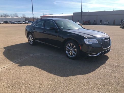 Used 2018 Chrysler 300 Touring L image 1