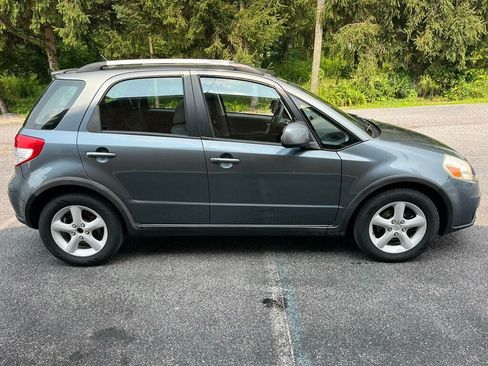 Used 2009 Suzuki SX4 AWD Hatchback w/ Touring Pkg image 2