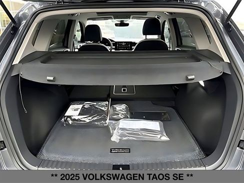 Used 2025 Volkswagen Taos SE w/ Panoramic Sunroof Package image 11
