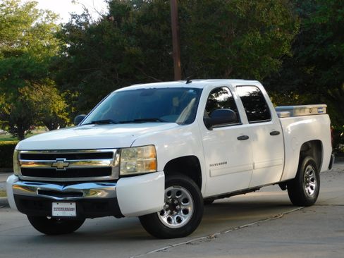 Used 2010 Chevrolet Silverado 1500 LS image 2