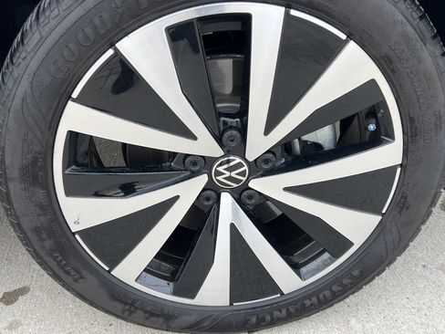 Certified 2023 Volkswagen Taos SE w/ Panoramic Sunroof Package image 12