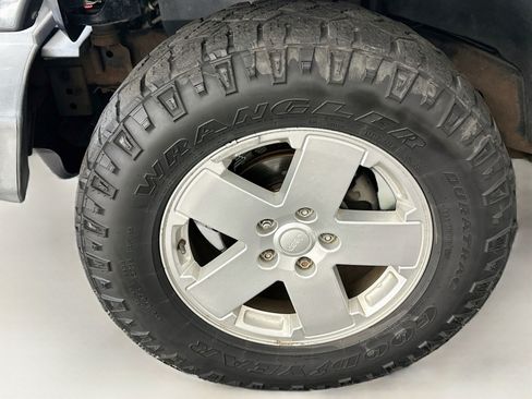 Used 2007 Jeep Wrangler Unlimited Sahara w/ Trailer Tow Group AWD/4WD image 11