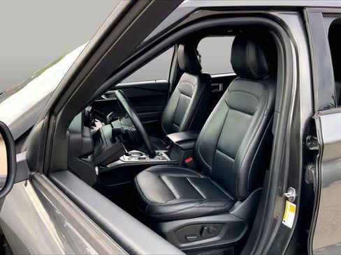 Used 2020 Ford Explorer XLT w/ Equipment Group 202A AWD/4WD image 8