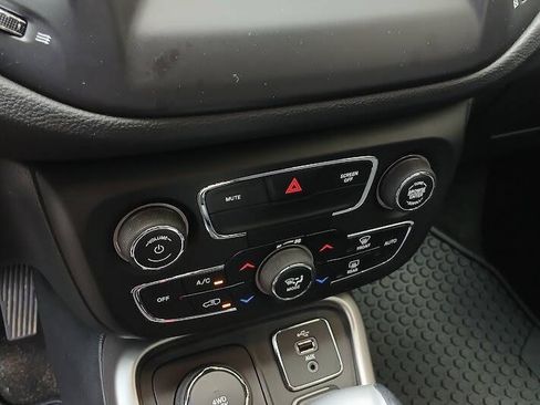Used 2018 Jeep Compass Latitude w/ Popular Equipment Group AWD/4WD image 4