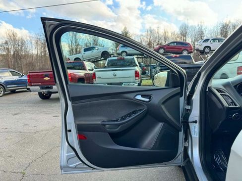 Used 2014 Ford Focus SE w/ SE Sport Package image 9