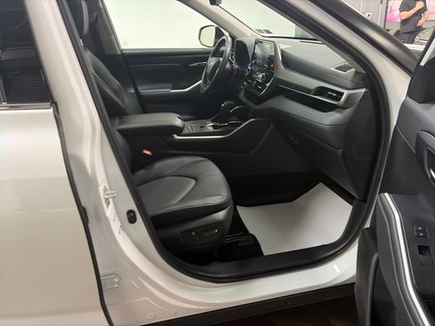 Used 2022 Toyota Highlander XLE AWD/4WD image 33