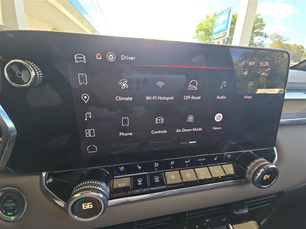 Used 2025 GMC Canyon Denali AWD/4WD image 13