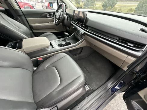 Used 2025 Kia Carnival image 22