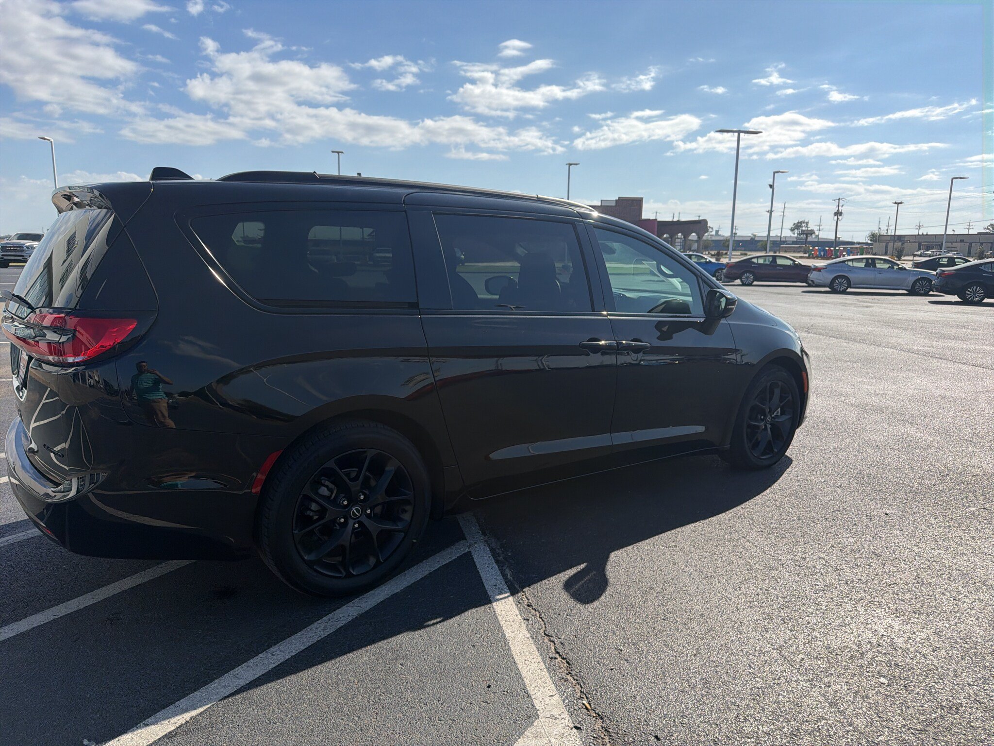 Used 2025 Chrysler Pacifica Limited FWD image 4