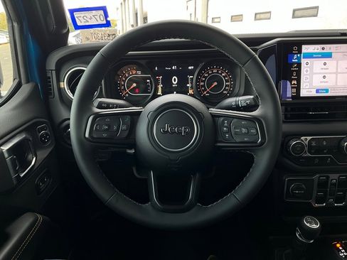 Used 2025 Jeep Gladiator Sport image 32