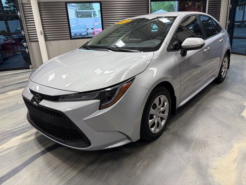 Used 2022 Toyota Corolla LE FWD image 3