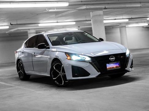 Used 2023 Nissan Altima 2.5 SR w/ SR Premium Package image 4