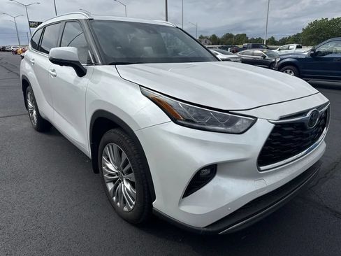 Used 2023 Toyota Highlander Platinum FWD image 5
