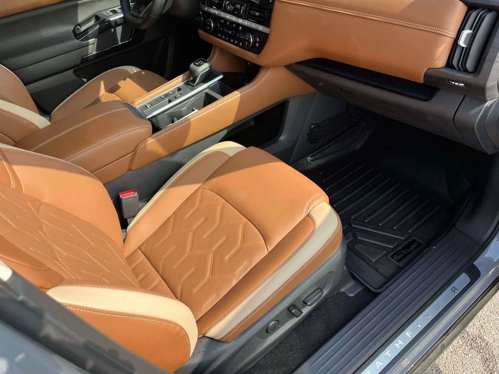 Used 2026 Nissan Pathfinder Platinum FWD image 12