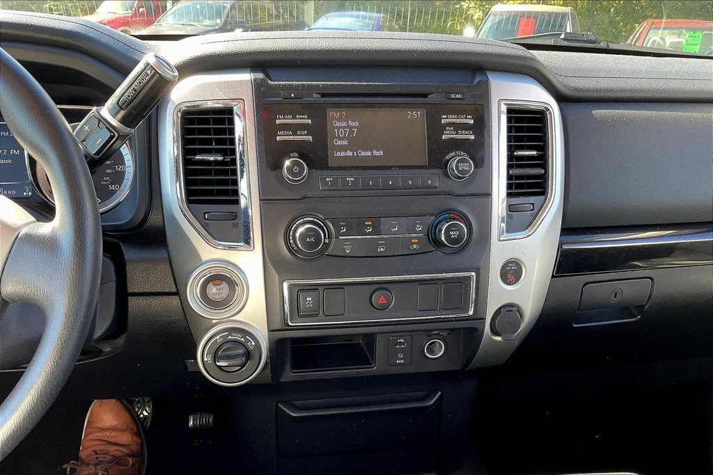 Used 2018 Nissan Titan SV AWD/4WD image 16