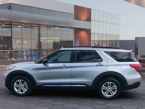 Used 2022 Ford Explorer XLT image 7