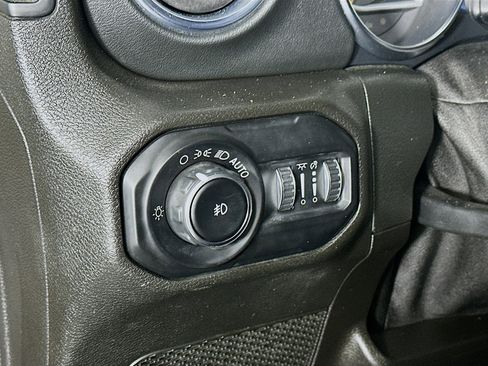 Used 2019 Jeep Wrangler Unlimited Sahara AWD/4WD image 16