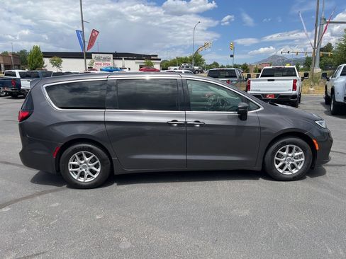 Used 2023 Chrysler Pacifica Touring-L FWD image 7