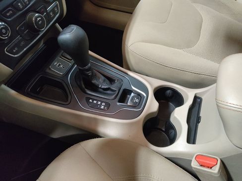 Used 2019 Jeep Cherokee Latitude w/ Popular Appearance Group FWD image 26