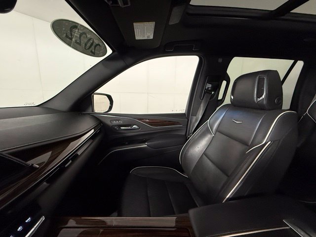 Used 2022 Cadillac Escalade Premium Luxury AWD/4WD image 17