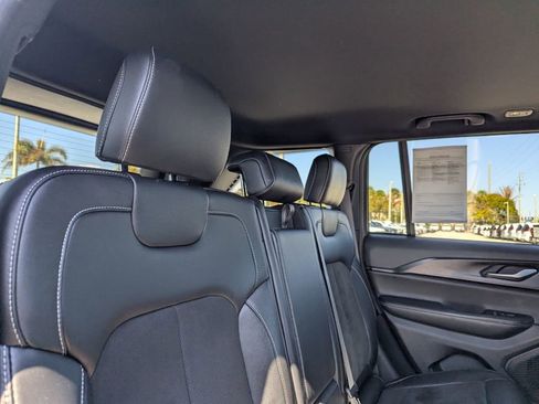 Used 2023 Jeep Grand Cherokee Altitude image 14