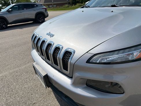 Used 2017 Jeep Cherokee Latitude w/ Cold Weather Group AWD/4WD image 3