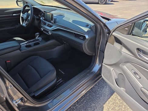 Used 2025 Nissan Altima 2.5 SV AWD/4WD image 12