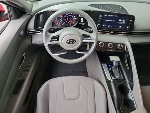 Used 2022 Hyundai Elantra SE FWD image 7