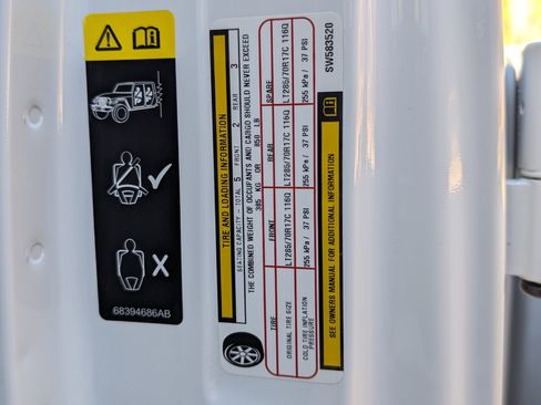 Used 2025 Jeep Wrangler Willys image 38