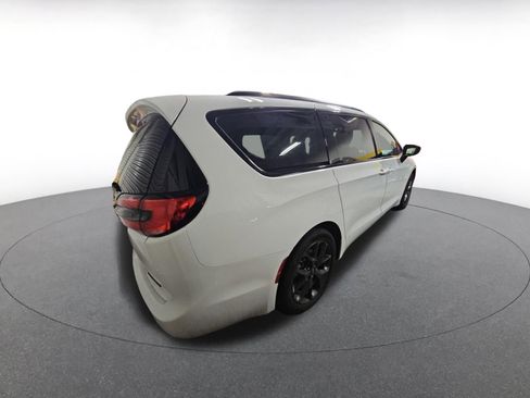 Used 2025 Chrysler Pacifica Limited image 7