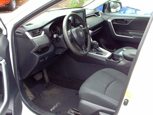 Used 2019 Toyota RAV4 LE w/ Carpet Mat Package FWD image 6