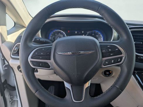 Used 2023 Chrysler Pacifica Touring-L FWD image 10