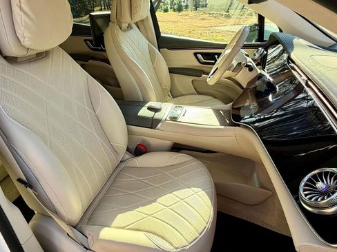 Used 2023 Mercedes-Benz EQS 580 4MATIC SUV w/ Acoustic Comfort Package image 14