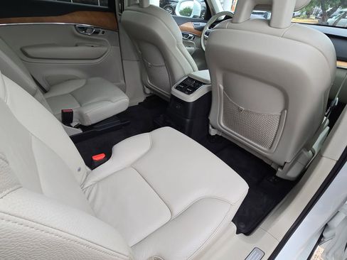 Used 2021 Volvo XC90 T8 Momentum AWD/4WD image 11