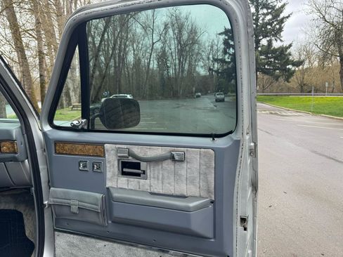 Used 1989 GMC Suburban 4WD image 30