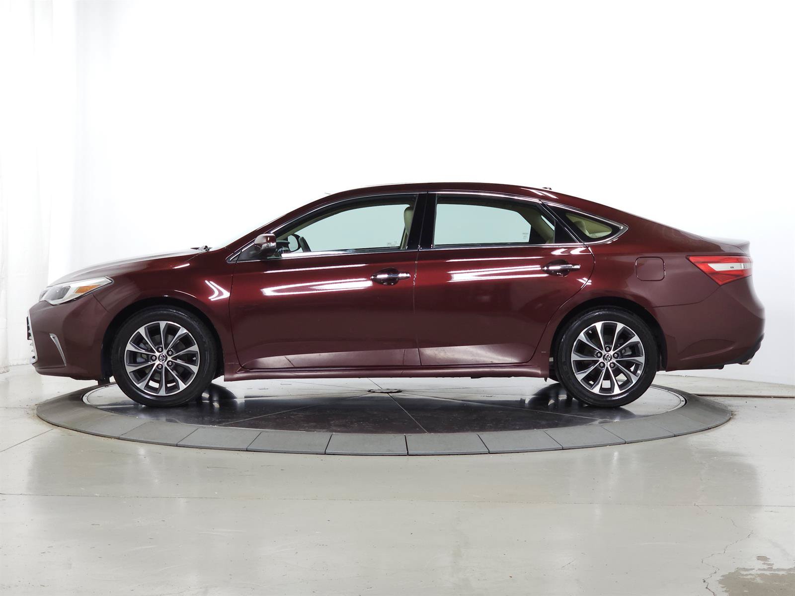 Used 2016 Toyota Avalon XLE Premium FWD image 4