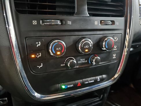 Used 2016 Dodge Grand Caravan SE FWD image 32