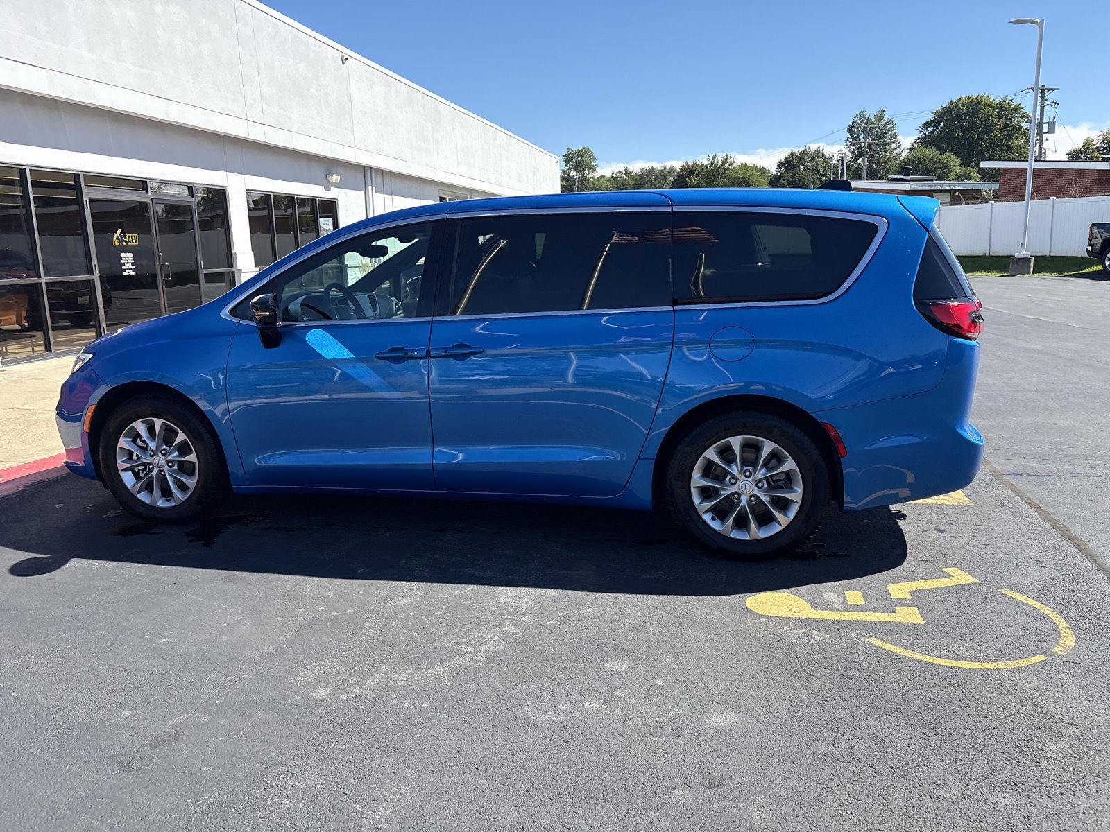 Used 2026 Chrysler Pacifica Limited w/ Trailer Tow Group FWD image 8