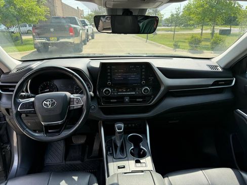 Used 2020 Toyota Highlander XLE FWD image 13
