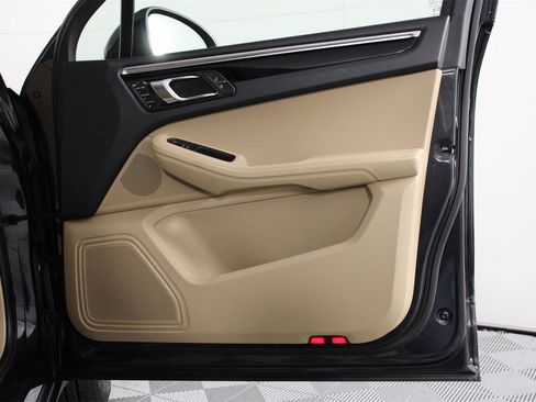 Certified 2025 Porsche Macan image 23