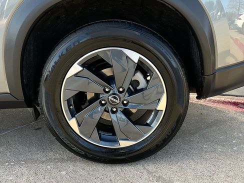 Used 2025 Nissan Rogue SV image 9